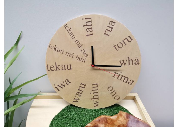 Te reo wooden clock