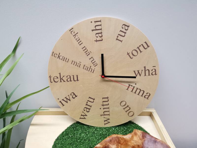 Te reo wooden clock