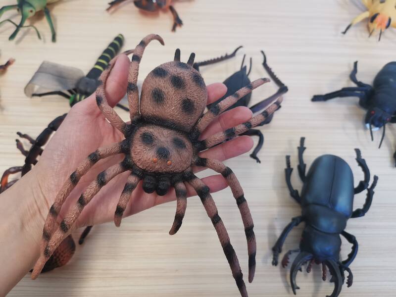 Giant bugs Pk12